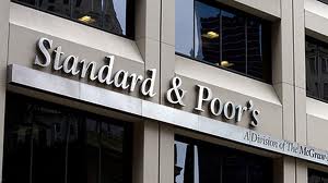 S  P abaisse la note de crédit de sept banques italiennes