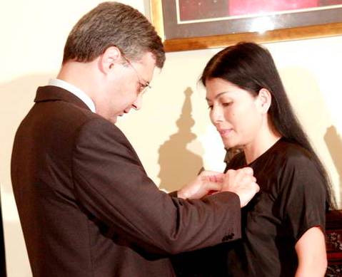 设计师明幸在中国参加“水上狂欢节”时尚秀