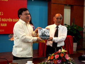 The Vietnam Veterans Association presented with General Giap photo books