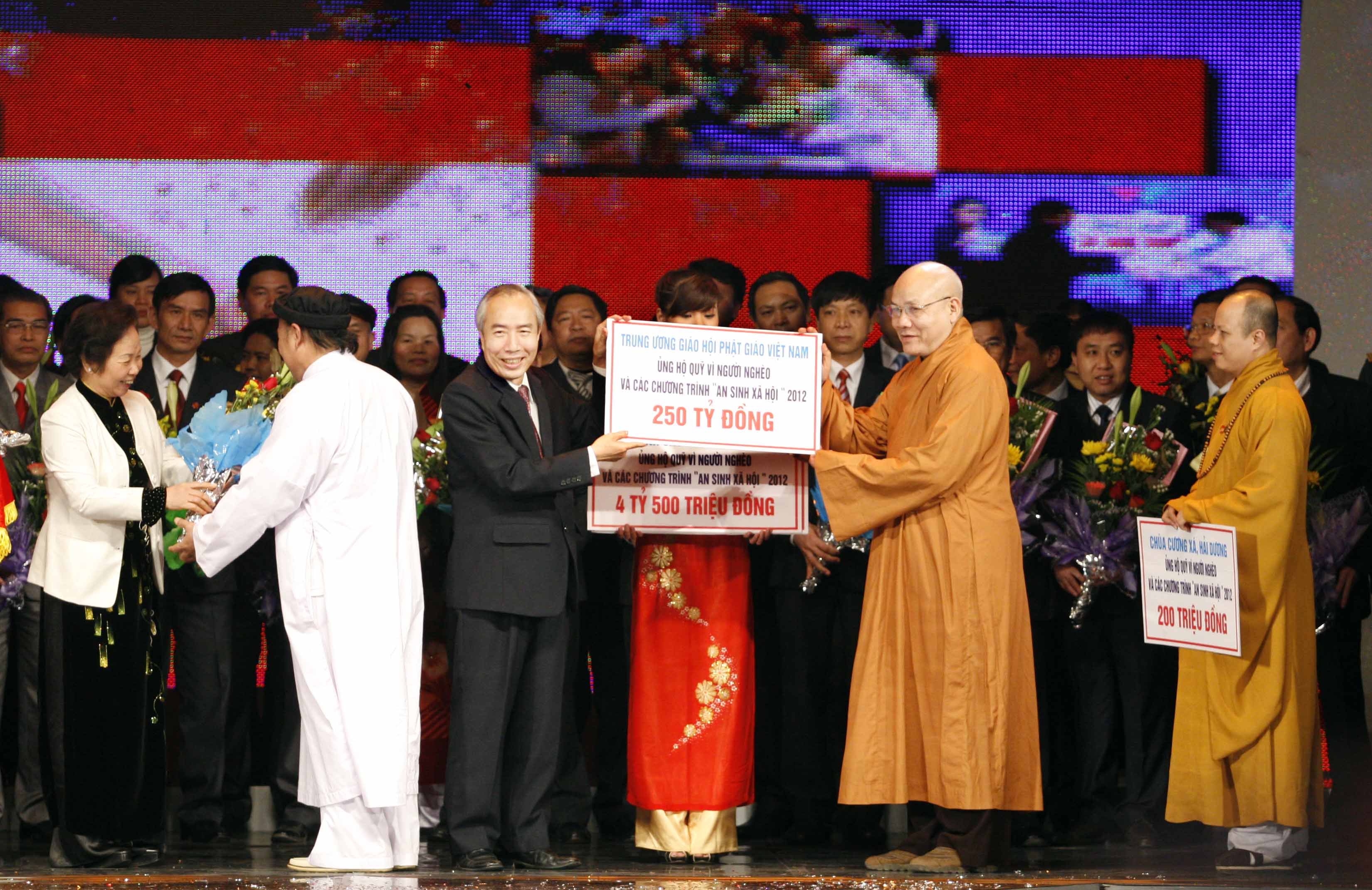 Nối vòng tay lớn - Tết sớm cho người nghèo