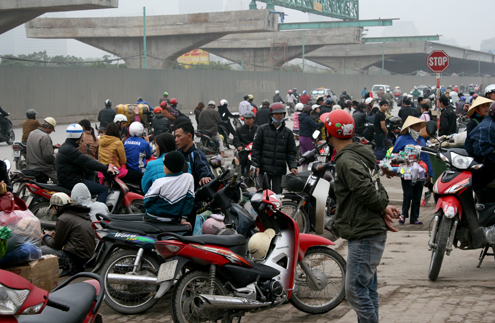 Thousands of people leave Hanoi before Tet