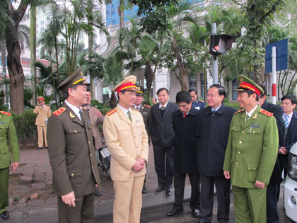 Hà Nội ra quân đảm bảo an toàn giao thông năm 2012
