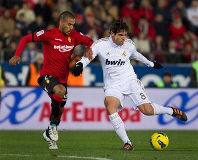 皇马逆转巴萨憾平　两强差距已达７分