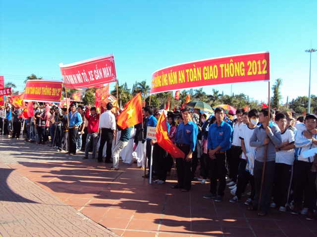 Kon Tum Ra quân Tháng hoạt động cao điểm Năm An toàn giao thông năm 2012