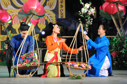Thousands flock to flower festival