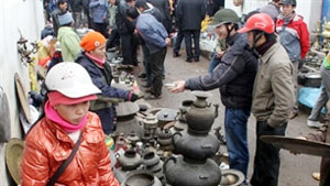 Looking for luck at Vieng market festival