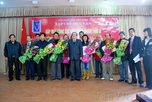 Tạp chí Nhà văn tặng thưởng cho tác phẩm hay 2011
