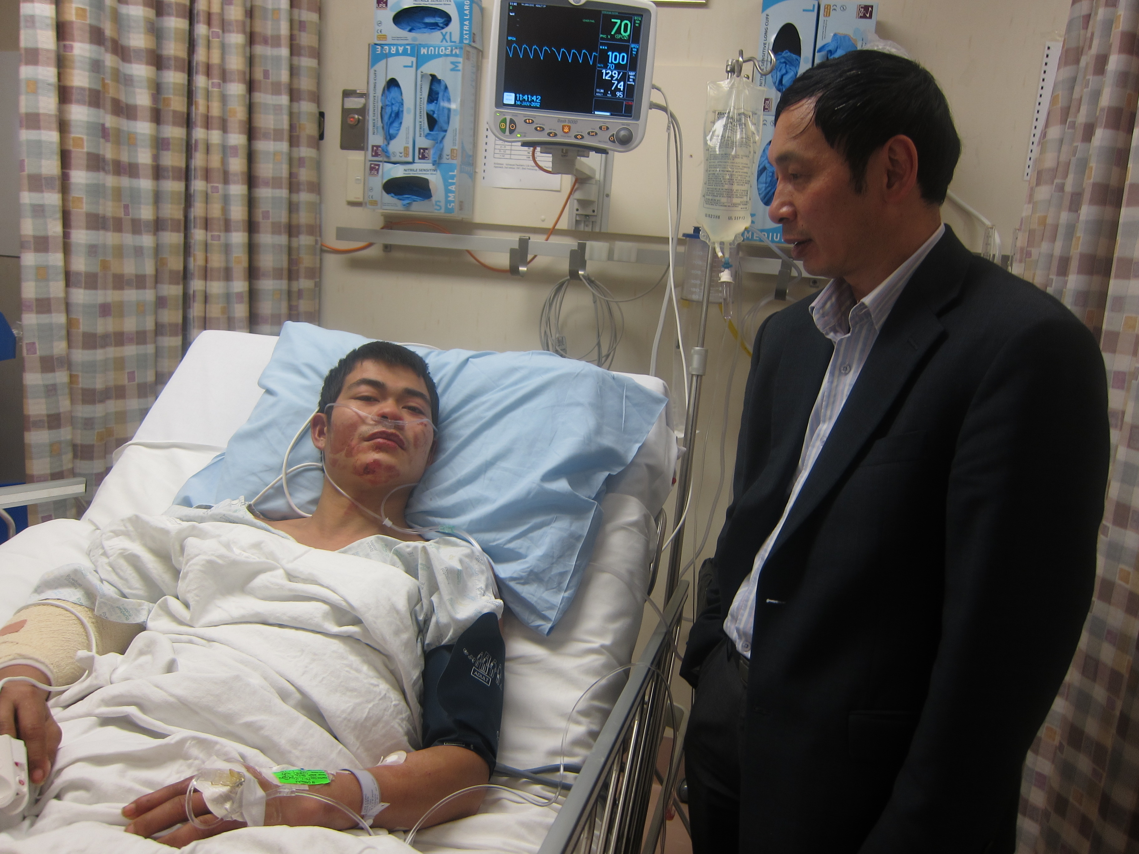 Đại sứ Việt Nam tại New Zeland thăm hỏi thuyền viên Việt Nam bị nạn