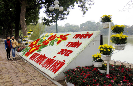 La capitale de Hanoï tumultueuse en vue de la célébration du PCV et l’accueil de la nouvelle année