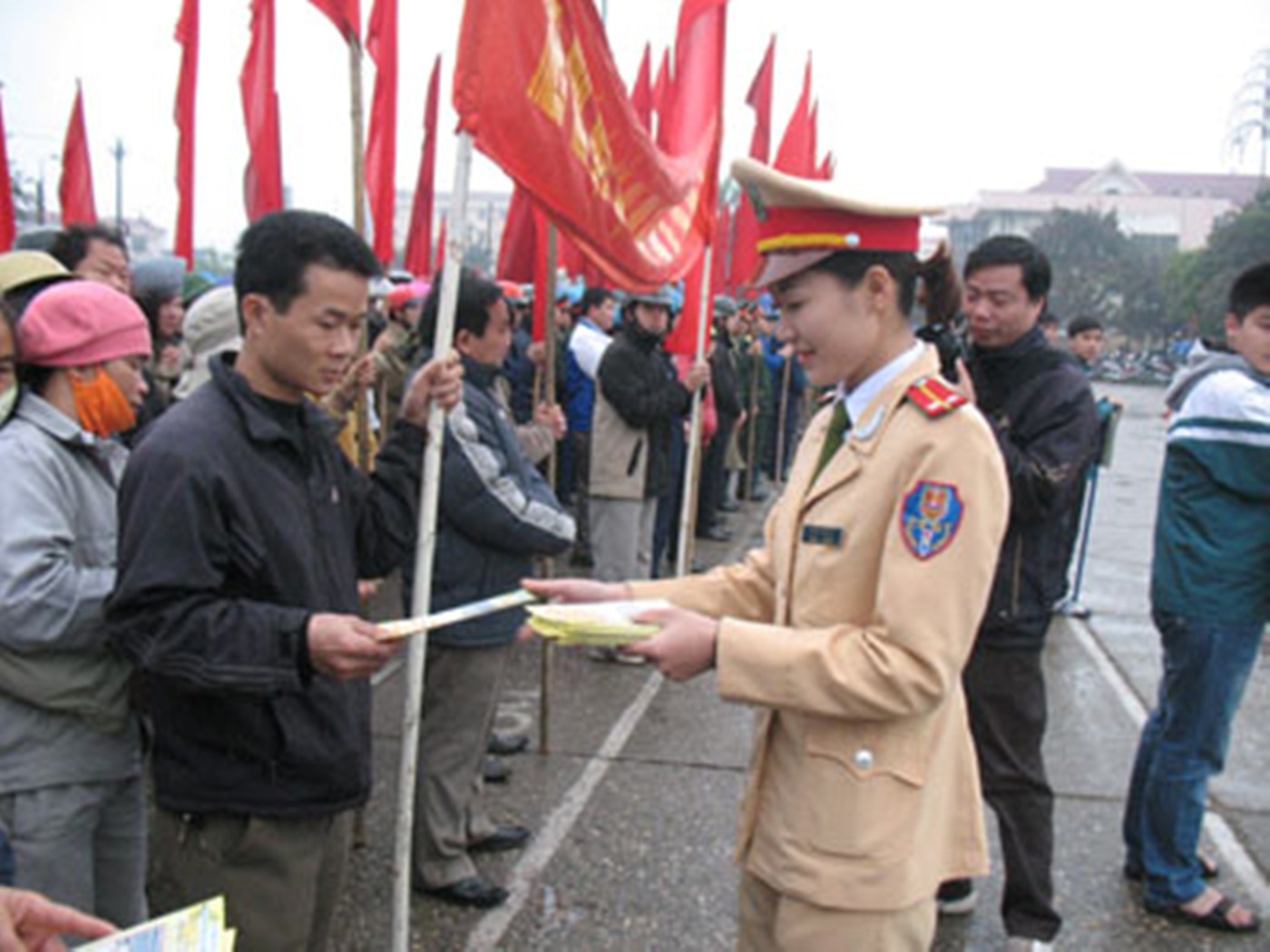 Các địa phương đồng loạt ra quân hưởng ứng “Năm An toàn giao thông 2012