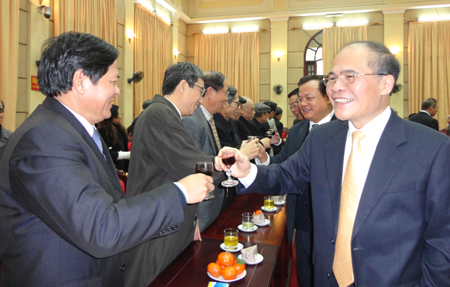 国会主席阮生雄向河内市党部和政府及人民拜年