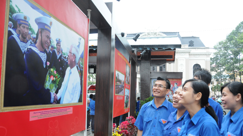 Photo exhibition to welcome the Party and Spring