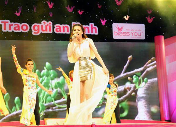 Ho Ngoc Ha sings Spring songs to raise money for the poor