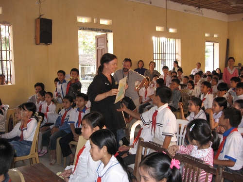 “Chuyến tàu kể chuyện” đến với thiếu nhi miền núi phía Bắc