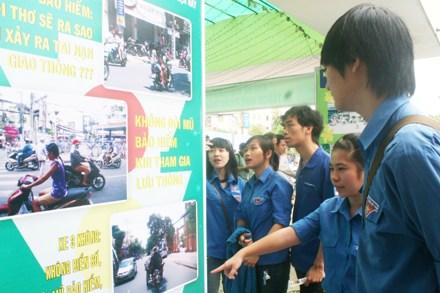 Triển lãm hơn 700 tác phẩm tuyên truyền giao thông