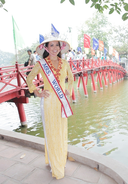 Mrs World 2011 in Vietnamese ao dai at Guom Lake