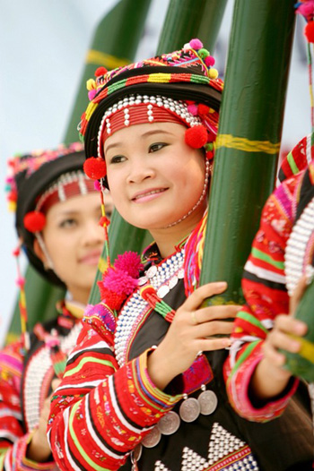 Popularizing folklore literature and arts of Vietnamese ethnic groups