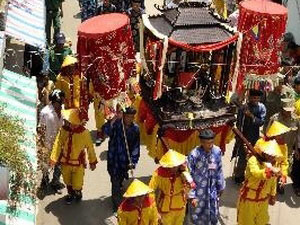 胡志明市芹椰县独特鲸鱼节