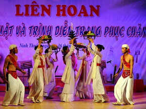 占族服装展示和艺术联欢会