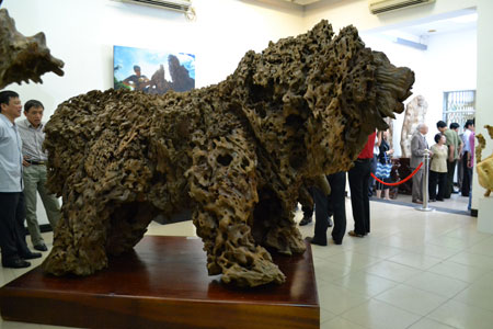 “异木”雕刻艺术展览会在河内举行