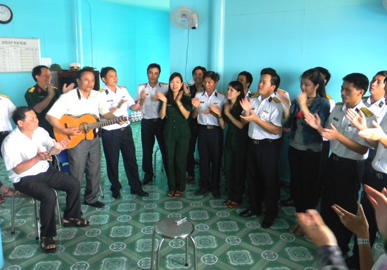 Giao lưu ngư dân Hoàng Sa, Trường Sa với chiến sĩ biên phòng