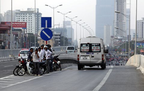 Cần xử lý nghiêm các vi phạm giao thông ở đường trên cao