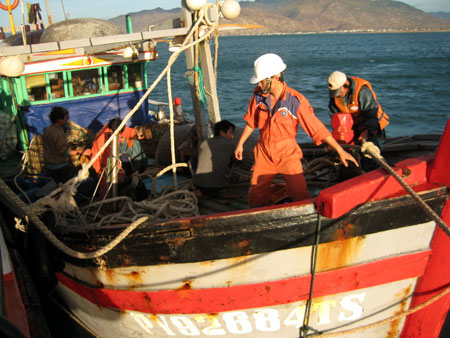 Quảng Ninh Cứu sống 48 ngư dân Việt Nam và thuyền viên người Philippin bị nạn trên biển