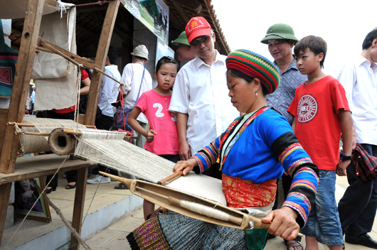 Người Mông với nghề canh cửi