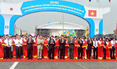 Vietnam’s most modern four-lane overpass opens to traffic