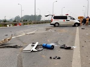 Xe cứu thương gây tai nạn, hai công nhân tử vong