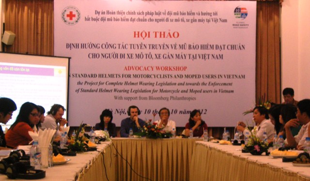 Đội mũ bảo hiểm đạt chuẩn – an toàn khi tham gia giao thông