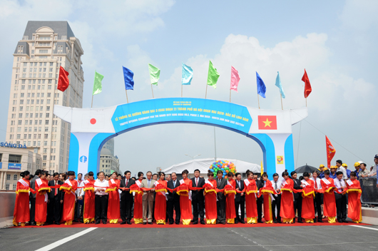 Thông xe tuyến đường cao tốc trên cao hiện đại nhất ở Việt Nam