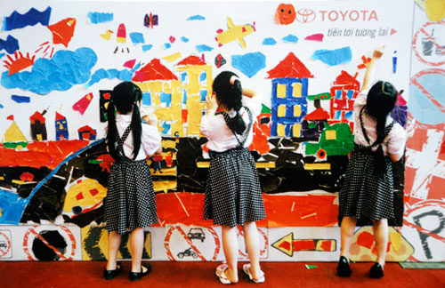 “Hanoi – City for Peace” exhibition opens in Hanoi