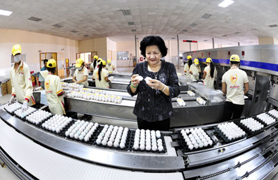 Pham Thi Huan receives ‘World of Difference 100 Award’
