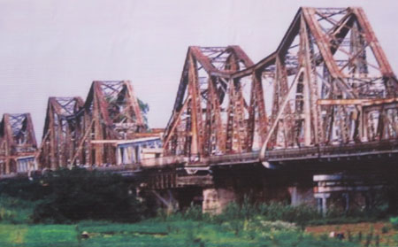 “The Legend of Long Bien Bridge” exhibition opens in Hanoi