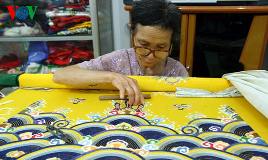 Dong Cuu Village makes ritual dress of sorceress