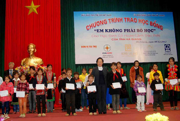 Phó Chủ tịch nước Nguyễn Thị Doan tặng học bổng cho trẻ em nghèo hiếu học tại Hà Giang