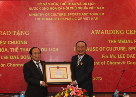 Culture, sports and tourism medal presented to RoK’s Charmvit group chairman