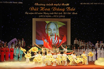 Diverse activities in Hanoi welcome New Year 2013