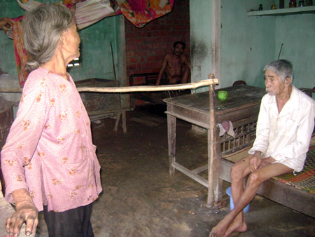 Hãy sẻ chia, giúp đỡ cụ già 77 tuổi chăm sóc chồng và con bệnh tật