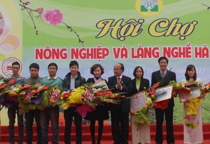 Over 40,000 visitors join Hanoi Agriculture and Craft Village Fair 2012