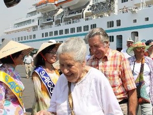 Saigontourist serves over 15,000 tourists during New Year 2013