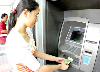 Tính toán kỹ việc thu phí nội mạng ATM