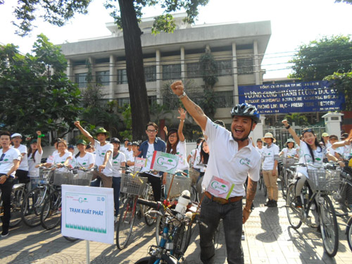 Tran Lap and contestants of “The Voice” pedal for disabled chidren