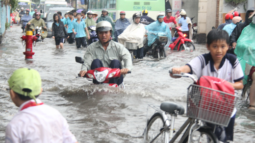 Mưa giông trái mùa gây ngập nhiều đường TP Hồ Chí Minh