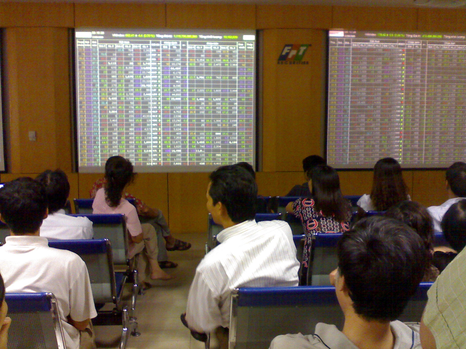 VN-Index giảm về mức 396,51 điểm
