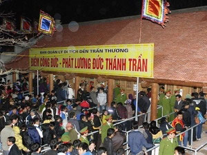 越南国家副主席阮氏缘出席陈苍庙发粮仪式