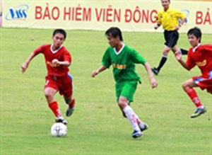 巴塞罗那足球俱乐部对越南小球员进行足球培训