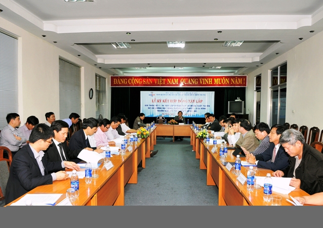 Ký hợp đồng thi công xây lắp công trình đường dây 500kV Pleiku-Mỹ Phước-Cầu Bông