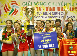 Chinese club wins trophy at volleyball cup